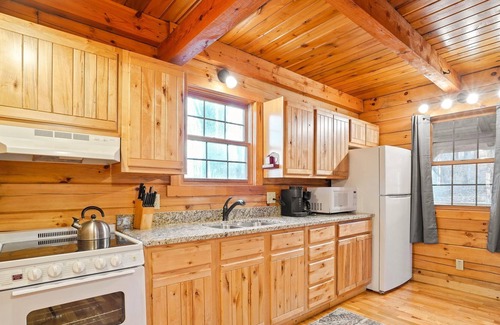 New Plymouth Cabin | Cabin w/Hot Tub and Fire Pit