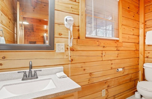 New Plymouth Cabin | Cabin w/Hot Tub and Fire Pit