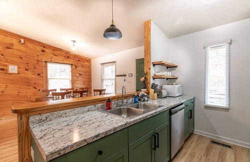 Chalet Village Cabin | Cabin w/Mnt & City Views+Hot Tub, Arcades, Foosball +Pool Table! Close to Park!