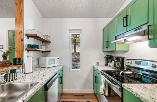 Chalet Village Cabin | Cabin w/Mnt & City Views+Hot Tub, Arcades, Foosball +Pool Table! Close to Park!