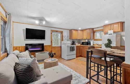Thornton Cabin | Cabin W/Private Hot tub~Pet Friendly Near Loon mtn,Waterville & Owls nest Resrt!