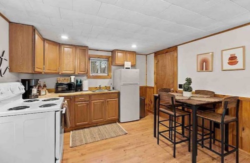 Thornton Cabin | Cabin W/Private Hot tub~Pet Friendly Near Loon mtn,Waterville & Owls nest Resrt!