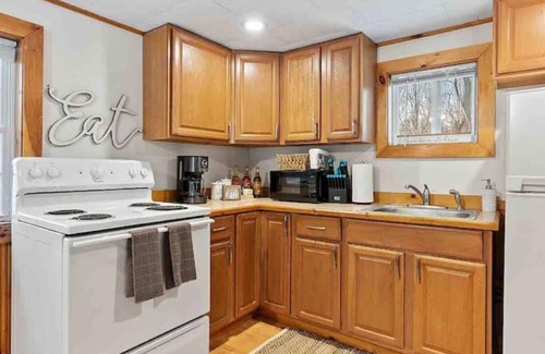 Thornton Cabin | Cabin W/Private Hot tub~Pet Friendly Near Loon mtn,Waterville & Owls nest Resrt!