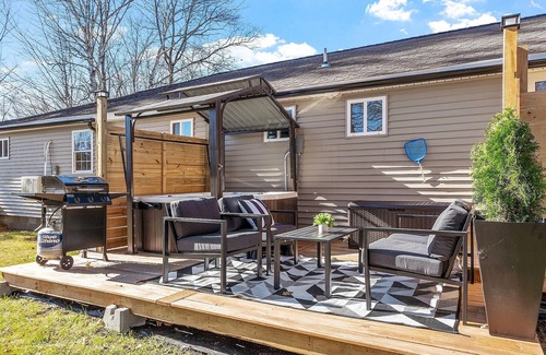 Woodstock Cabin | Cabin W/Private Hot tub, Fire pit & PetFriendly 10min Loon mtn & owls nest
