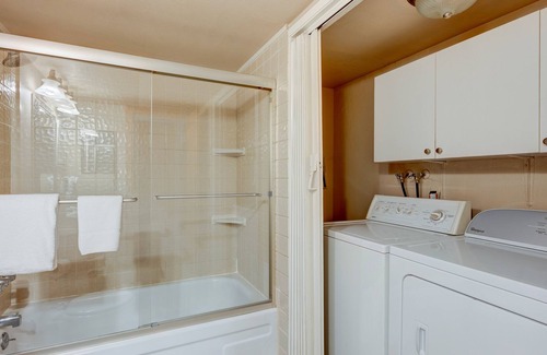 Montgomery Estates House | Cabin with deck, fireplace, enclosed yard, & washer/dryer