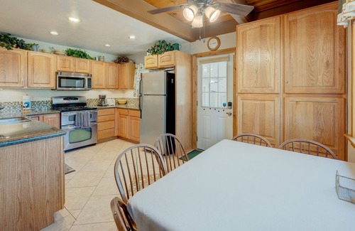 Montgomery Estates House | Cabin with deck, fireplace, enclosed yard, & washer/dryer