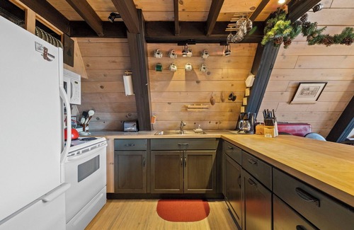 Mi-Wuk Village Cabin | Cabin with Digital Minimalism for true get-away to Sierra outdoors.