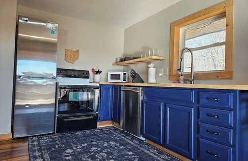 Grove City Cabin | Cabin with hot tub and relaxing views!