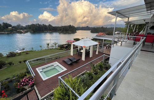 Guatape Cabin | Cabin with jacuzzi, lake view and close to the Guatapé stone. Pet friendly