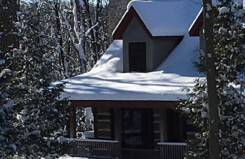 Fish Creek Cabin | Cabin With Modern Kitchen, Fireplace, Porch! 20% weekly discount Feb-Apr!