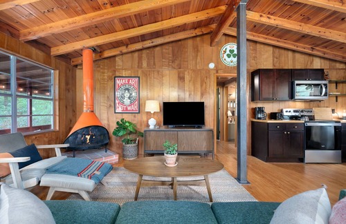 Ridgecrest Cabin | Cabin with Mountain View, Fireplace, Screened Porch and Fire Pit near Asheville