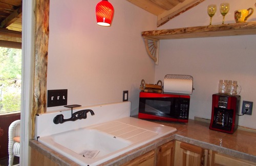 Drake Cottage | Cabin with private balcony and hot tub 5 min to Estespark and on the river
