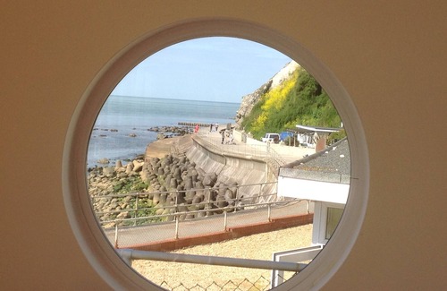 Ventnor Ski Chalet | Cabin with sea view - walking distance to beach