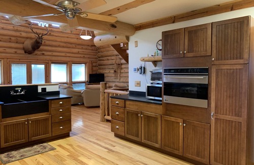 Mission Ridge Cabin | Cabin with spectacular views! Hunting and fishing paradise.