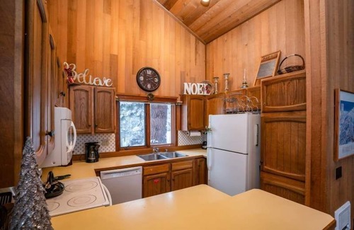 Mammoth Lakes Cabin | Cabin with vaulted ceilings, woods view, and central hot tub just 2 blocks to lifts