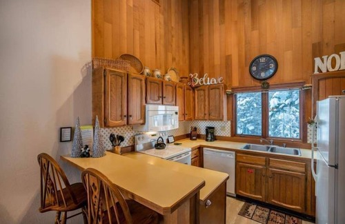 Mammoth Lakes Cabin | Cabin with vaulted ceilings, woods view, and central hot tub just 2 blocks to lifts