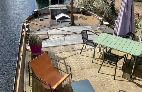 Nouvelle Ville Apartment | Cabine 01, gîte sur l'eau, péniche ma pensée