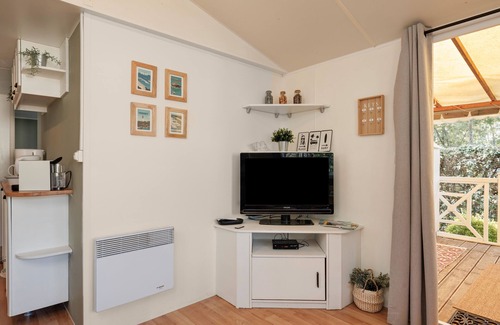 Claouey RV Rental | Cabine 70 - Mobile Home 'Lège-Cap-Ferret' with Private Terrace, Private Garden and Air Conditioning