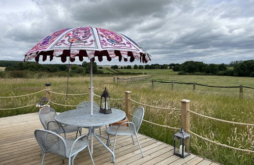 Banbury House | Cabins in Oxfordshire with Hot Tub & Meadow Views