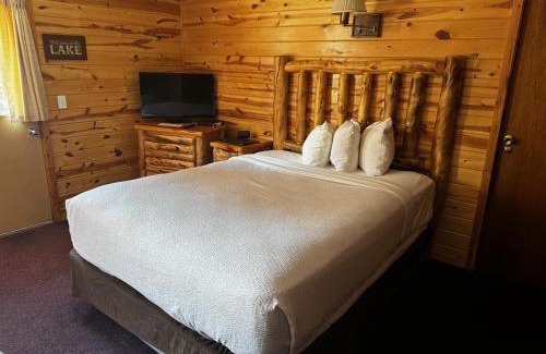 Mackinaw City Hotel | Cabins of Mackinac & Lodge