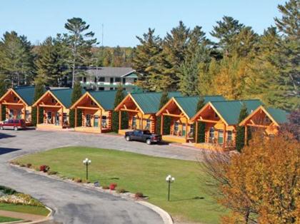 Mackinaw City Hotel | Cabins of Mackinac & Lodge