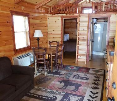 Mackinaw City Hotel | Cabins of Mackinac & Lodge