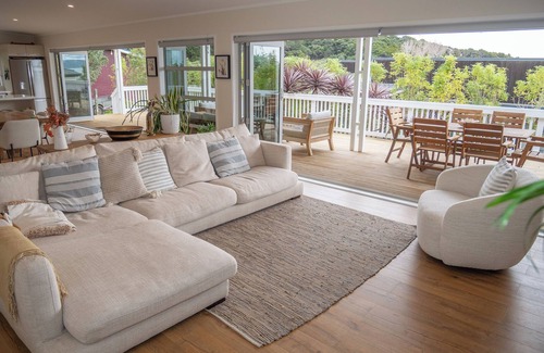Cable Bay House | Cable Bay Retreat with Outdoor Bath Luxury