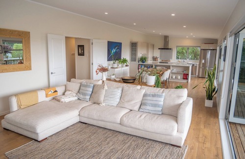 Cable Bay House | Cable Bay Retreat with Outdoor Bath Luxury