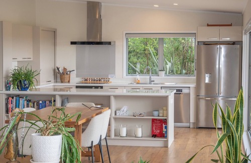 Cable Bay House | Cable Bay Retreat with Outdoor Bath Luxury