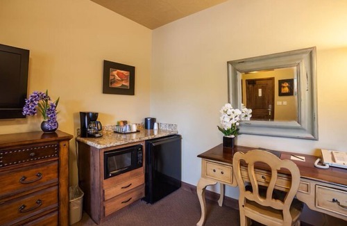 Zion National Park South Entrance Hotel | Cable Mountain Lodge