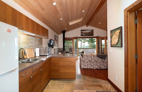 Bowen Island Apartment | Caboose · Lovely 1-bedroom ocean & mountain views cottage