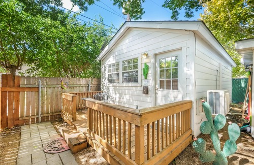 North San Antonio - SAT Cottage | Cactus Cottage - Safe, Cozy & Pet Friendly.