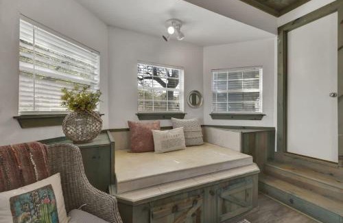 Fredericksburg House | Cactus Flower Lodge-20 min to Downtown-Starlit Sky Views