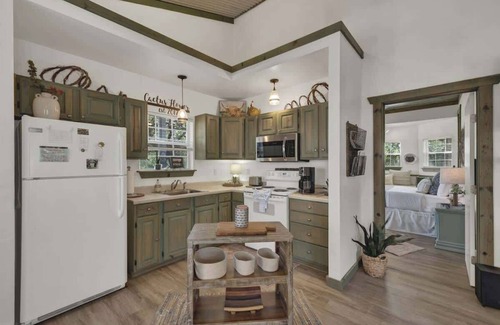 Fredericksburg House | Cactus Flower Peaceful Hill Country Escape!