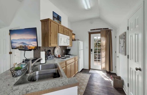 Fredericksburg House | Cactus Flower Peaceful Hill Country Escape!