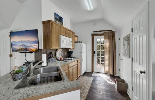 Fredericksburg House | Cactus Flower Peaceful Hill Country Escape!