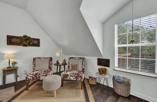 Fredericksburg House | Cactus Flower Treehouse-Pet Friendly-Hill Country Views!