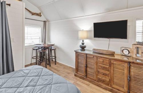 Oil City House | Caddo Lake Cabin, Wyldewood, With Kayaks