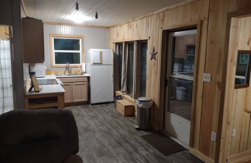Caddo Gap Cabin | Caddo River Shack - 2 secluded acres with Kayaks and outdoor tub - Pet Friendly