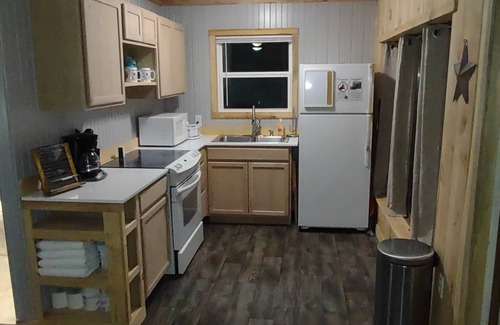 Caddo Gap Cabin | Caddo River Shack - 2 secluded acres with Kayaks and outdoor tub - Pet Friendly