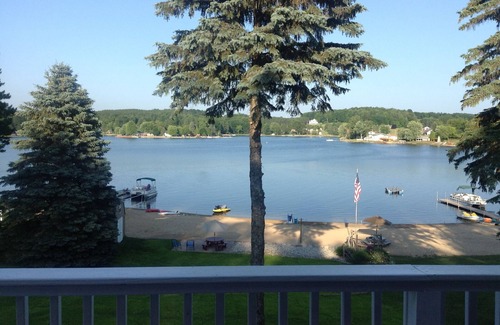 Cadillac House | Cadillac, MI - Spacious Lake House- Boggs N. Lodge n4 bedrooms - Sleeps 12-15