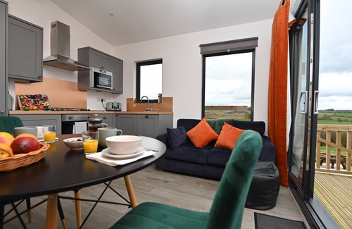 Llanfair Caereinion Cottage | CAE BEDW, pet friendly, with hot tub in Llanfair Caereinion