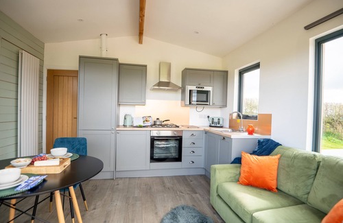 Llanfair Caereinion Cottage | CAE PREN, romantic, with hot tub in Llanfair Caereinion