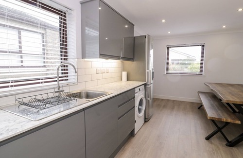 Newborough House | CAE TEG, pet friendly, with a garden in Niwbwrch (Newborough)