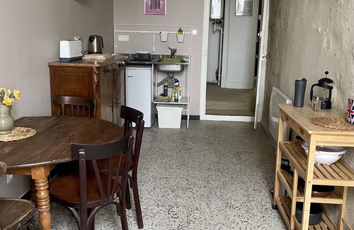 Nevers Apartment | Cafe Velo Nevers - Cosy courtyard room