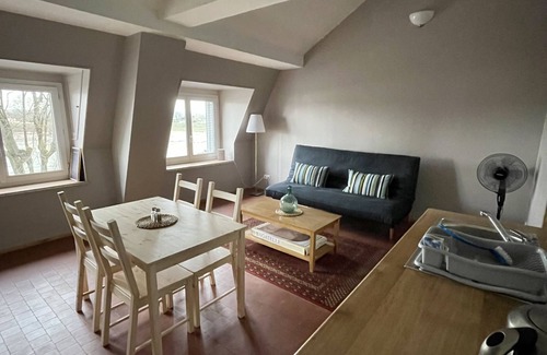 Nevers Apartment | Cafe Velo Nevers - Cosy courtyard room