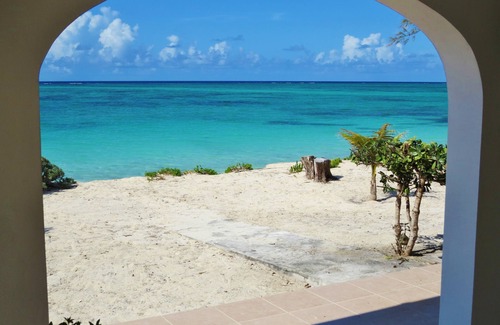 Whitby Villa | Caicos Cottage, 2bd/2bath Beachfront Villa w/pool on Whitby Beach
