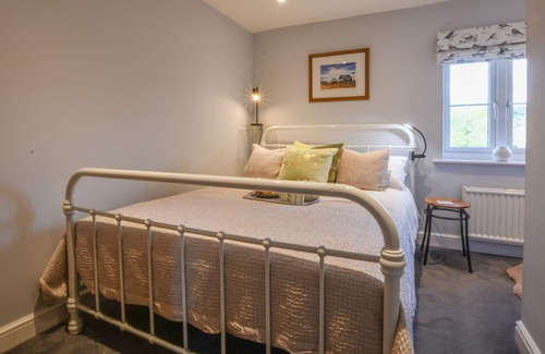 Westleton Cottage | CAINES COTTAGE, WESTLETON, pet friendly, with a garden in Westleton