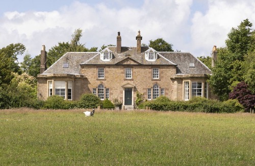 Duns House | Cairnbank House - a holiday home that sleeps 10 guests in 5 bedrooms