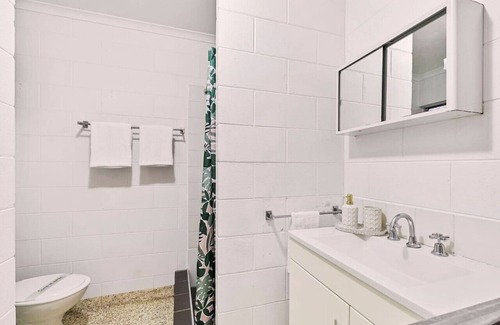 Edge Hill Apartment | Cairns Retro Studio Charm in Edge Hill